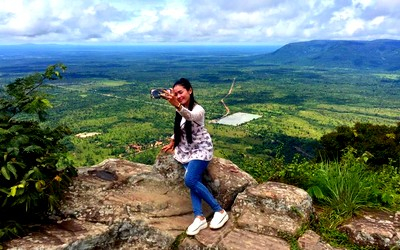 Preah vihear temple-Preah vihear tour-Preah vihear photos-lady selfie 